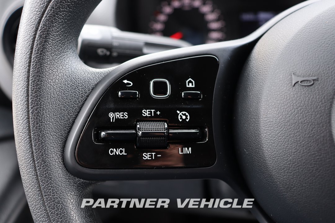 frontLeft : Mercedes Sprinter 215 CDI Closed box van
