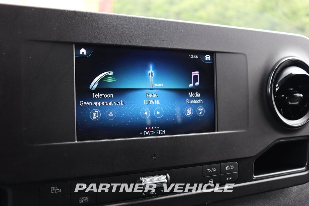 frontLeft : Mercedes Sprinter 215 CDI Closed box van