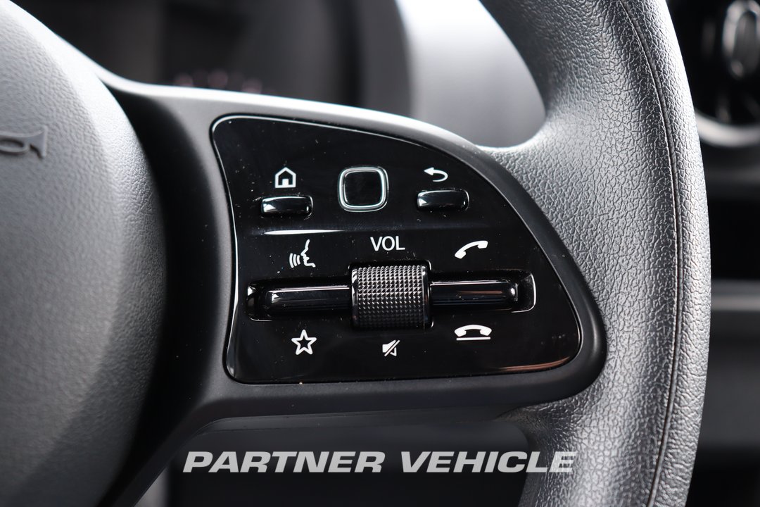 frontLeft : Mercedes Sprinter 215 CDI Closed box van
