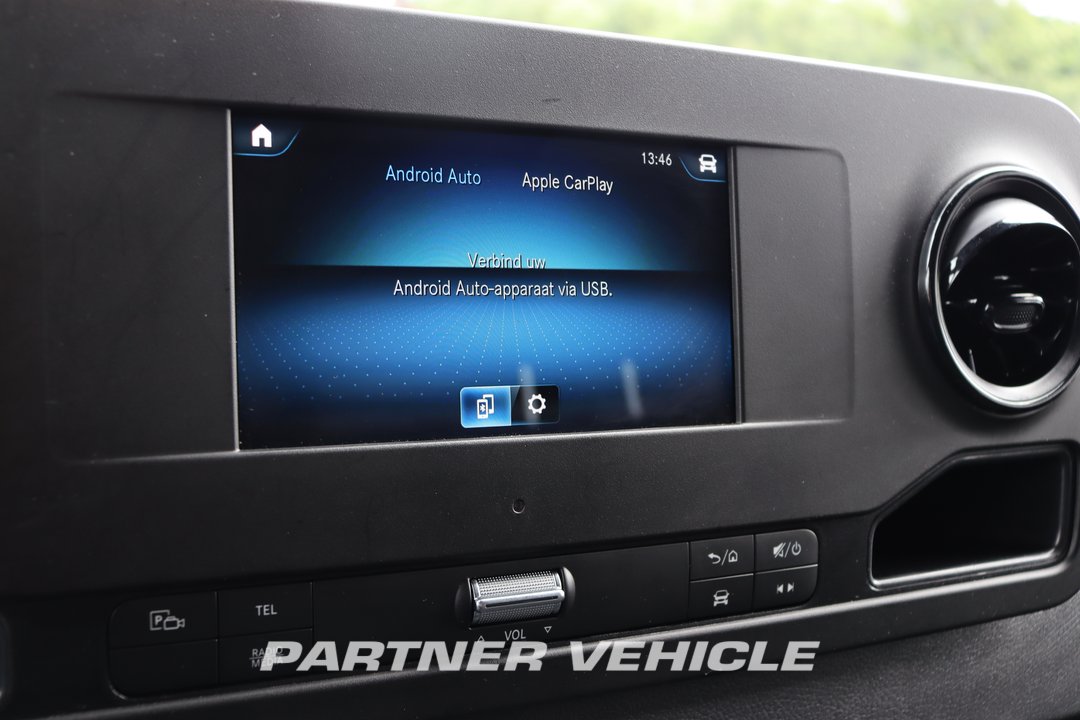 frontLeft : Mercedes Sprinter 215 CDI Closed box van
