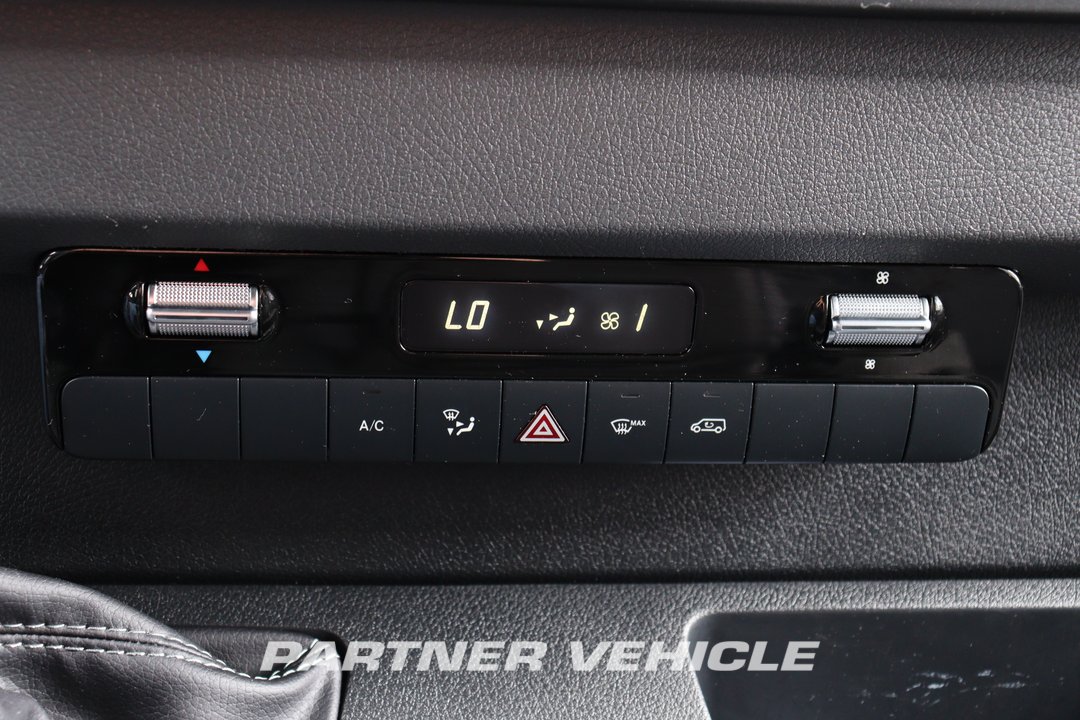 frontLeft : Mercedes Sprinter 215 CDI Closed box van