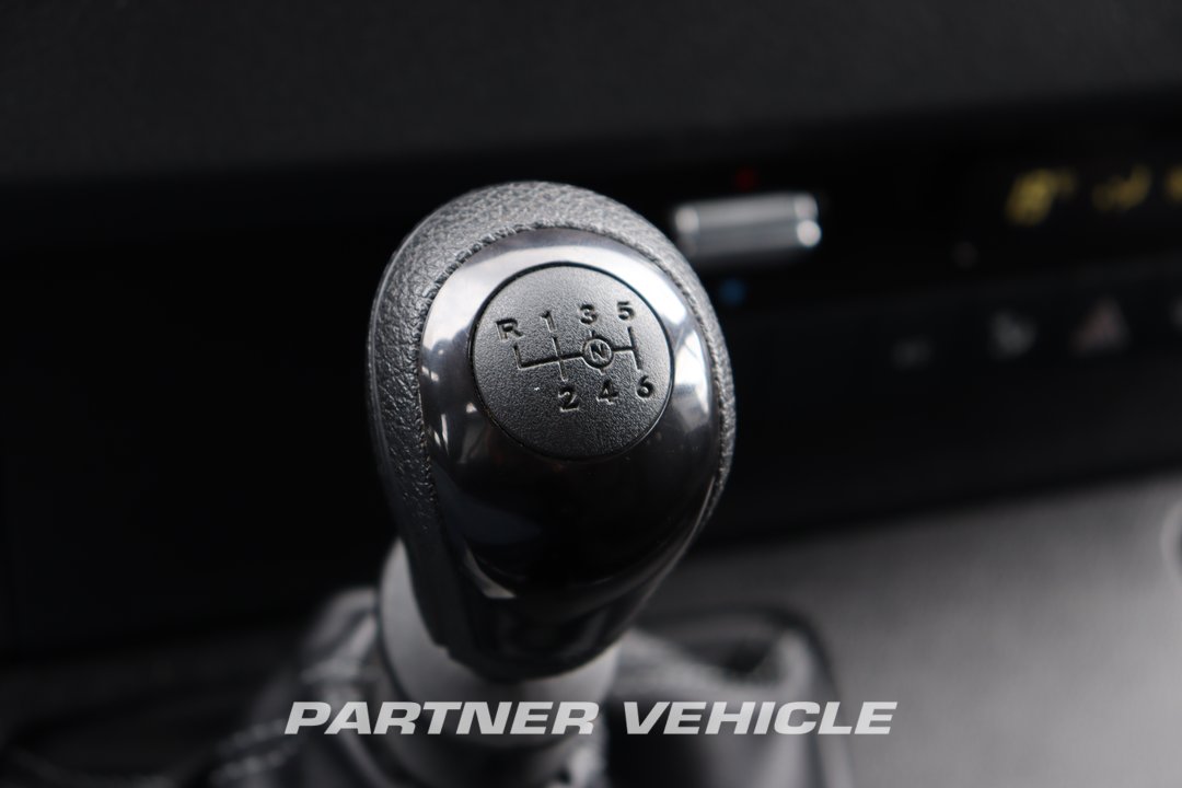 frontLeft : Mercedes Sprinter 215 CDI Closed box van