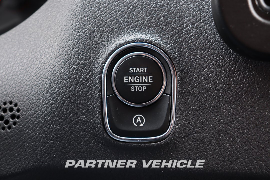 frontLeft : Mercedes Sprinter 215 CDI Closed box van