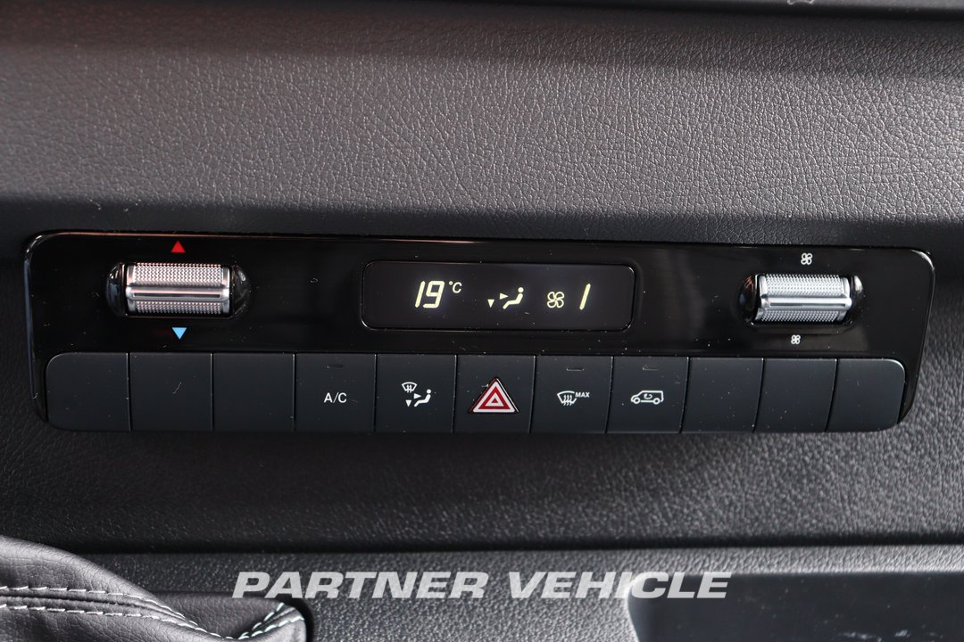 frontLeft : Mercedes Sprinter 215 CDI Closed box van