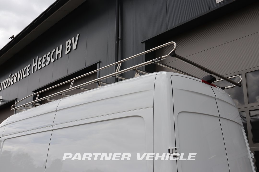 frontLeft : Mercedes Sprinter 215 CDI Closed box van