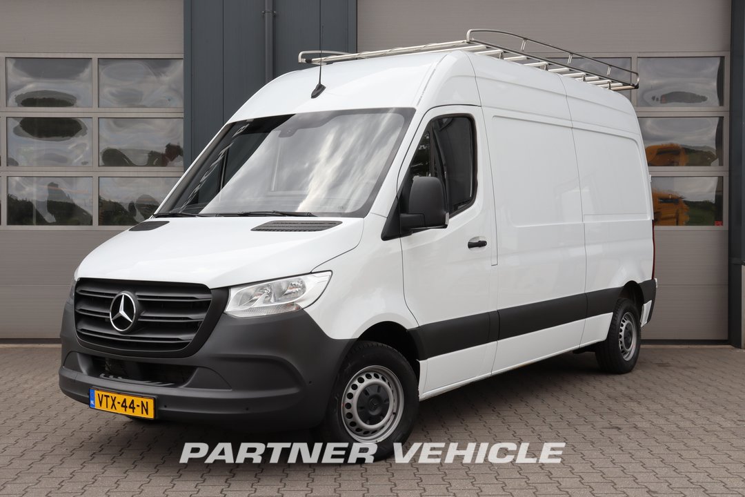 Mercedes Sprinter 215 CDI Closed box van