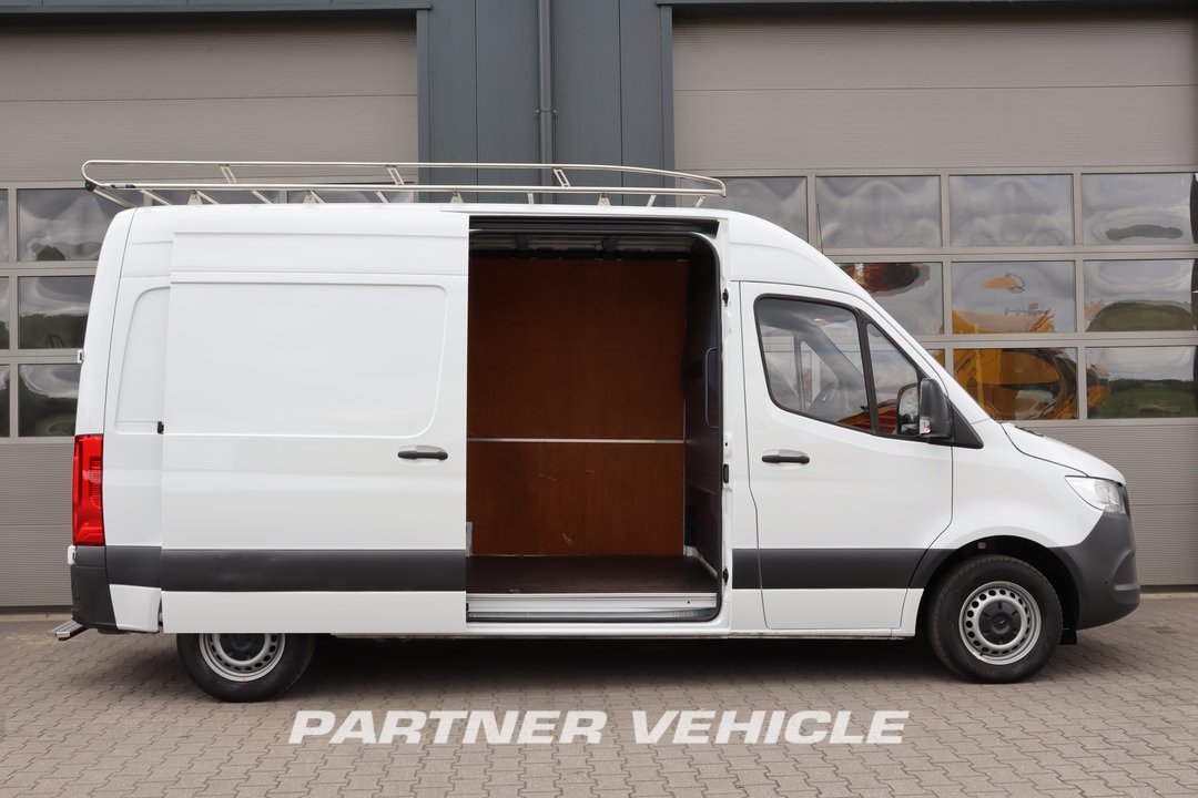 frontLeft : Mercedes Sprinter 215 CDI Closed box van