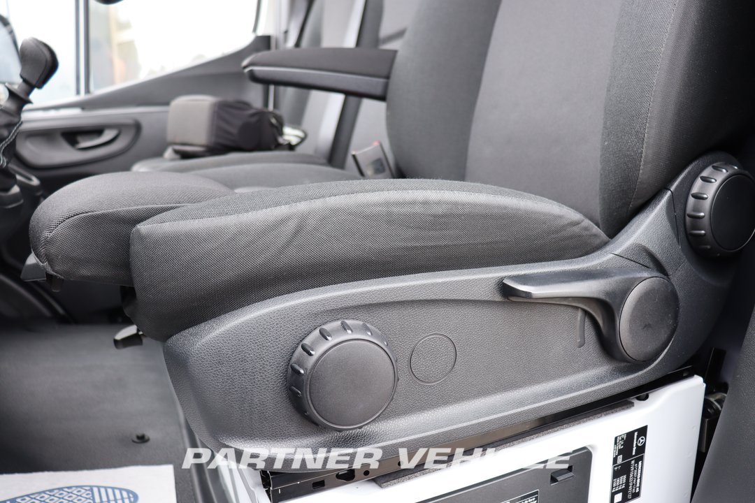 frontLeft : Mercedes Sprinter 215 CDI Closed box van