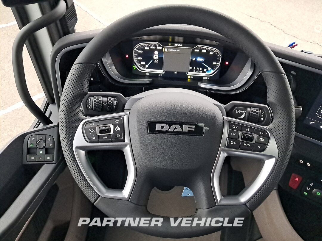 frontLeft : DAF XG 480 sattelzugmaschine