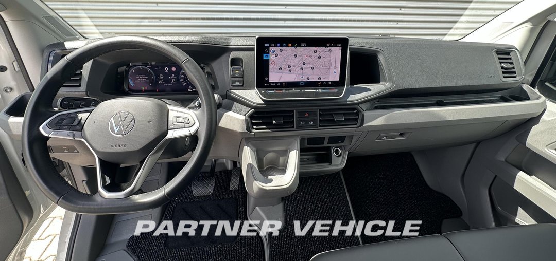 frontLeft : Volkswagen Crafter 140pk Затворен ван