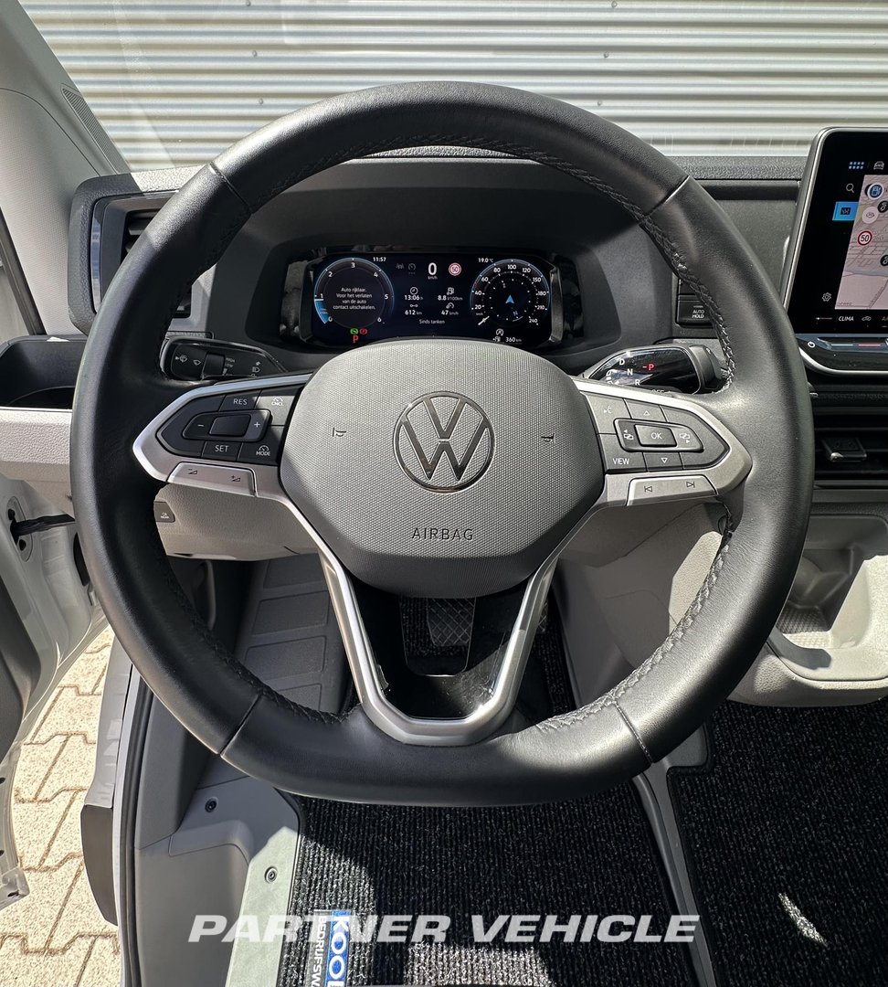 frontLeft : Volkswagen Crafter 140pk Затворен ван