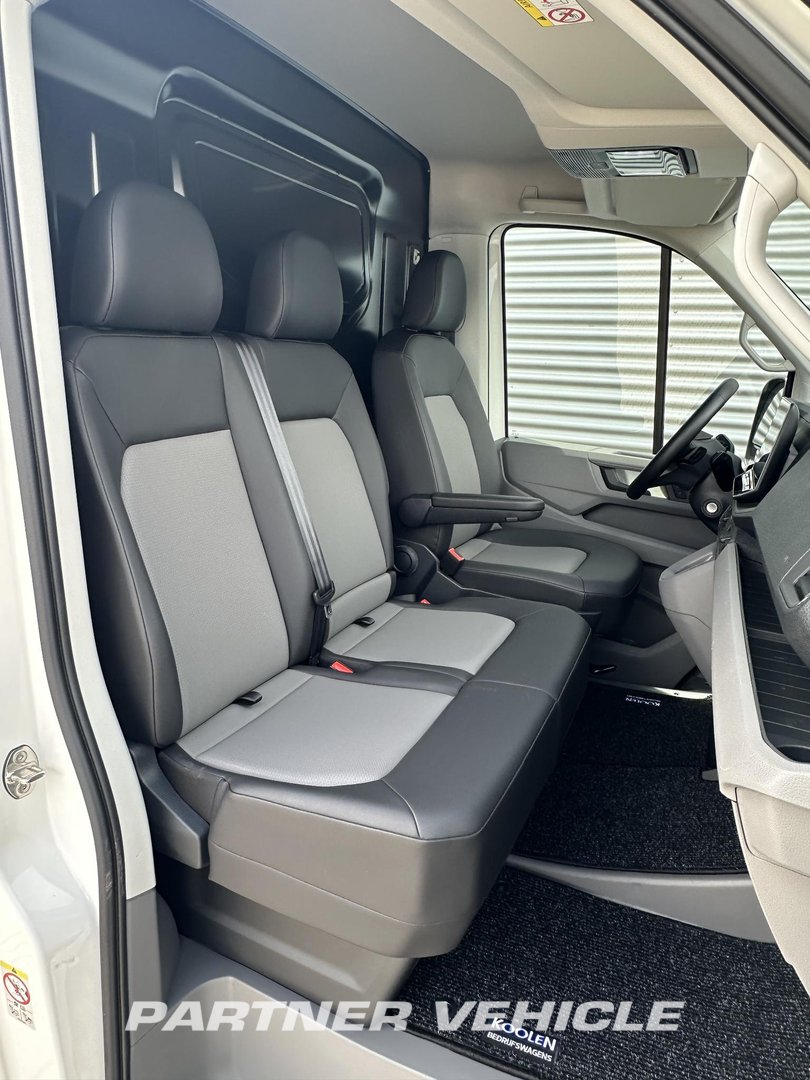 frontLeft : Volkswagen Crafter 140pk Затворен ван
