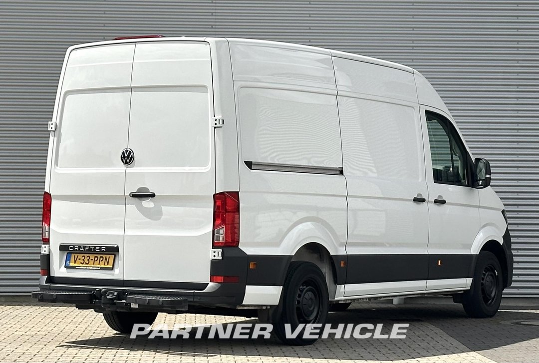 frontLeft : Volkswagen Crafter 140pk Затворен ван