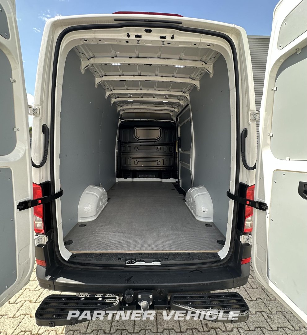 frontLeft : Volkswagen Crafter 140pk Затворен ван