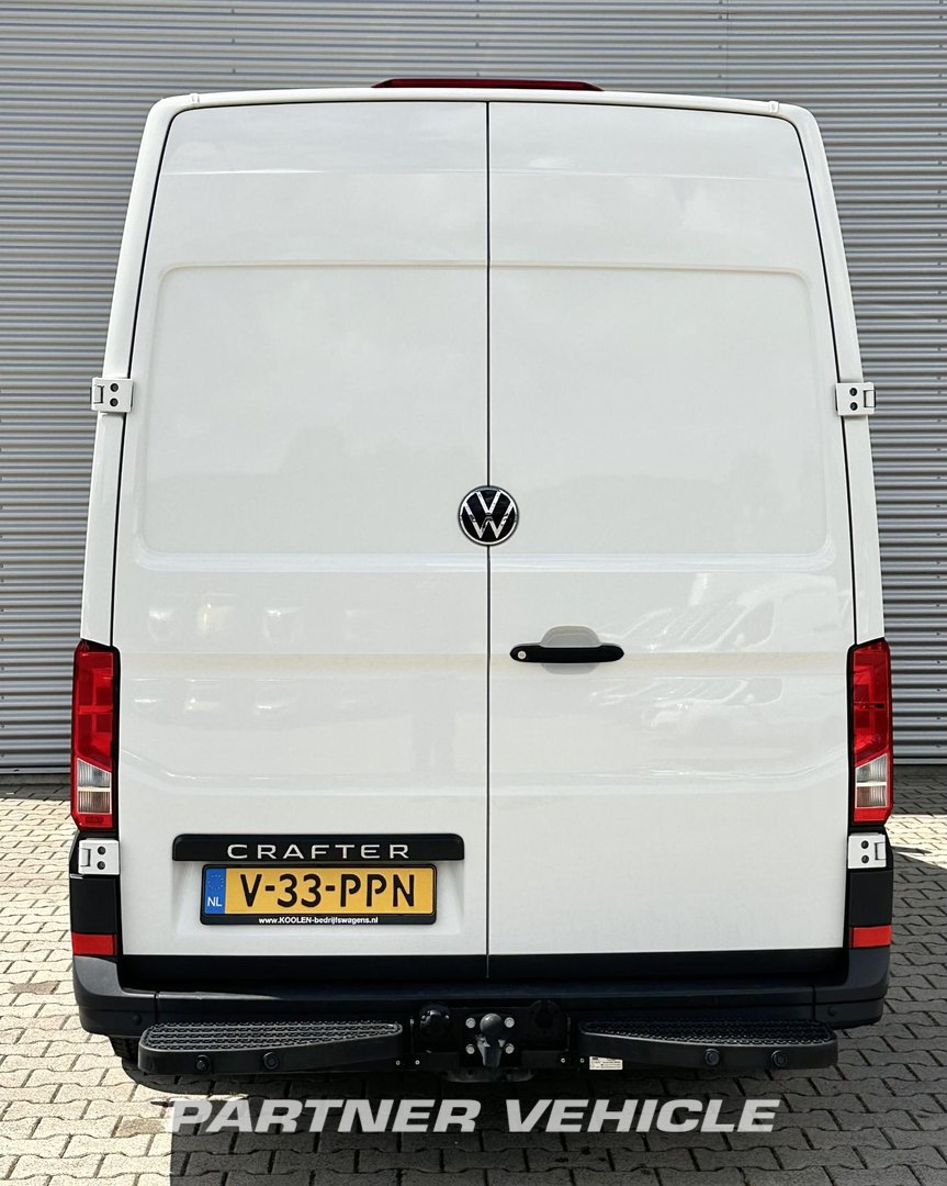 frontLeft : Volkswagen Crafter 140pk Затворен ван
