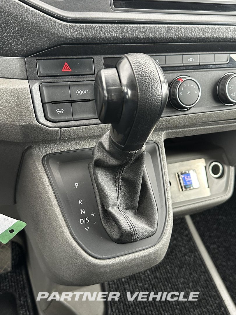 frontLeft : Volkswagen Crafter 177pk BE Combinaison