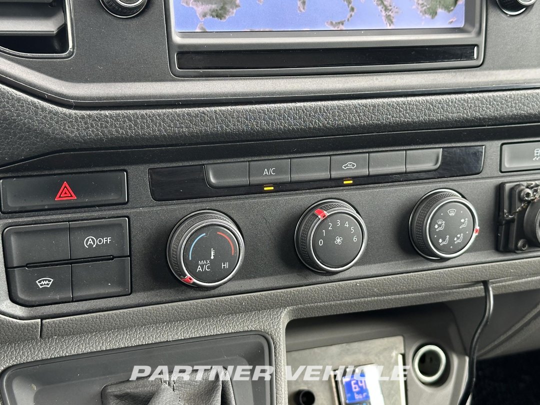 frontLeft : Volkswagen Crafter 177pk BE Combinaison