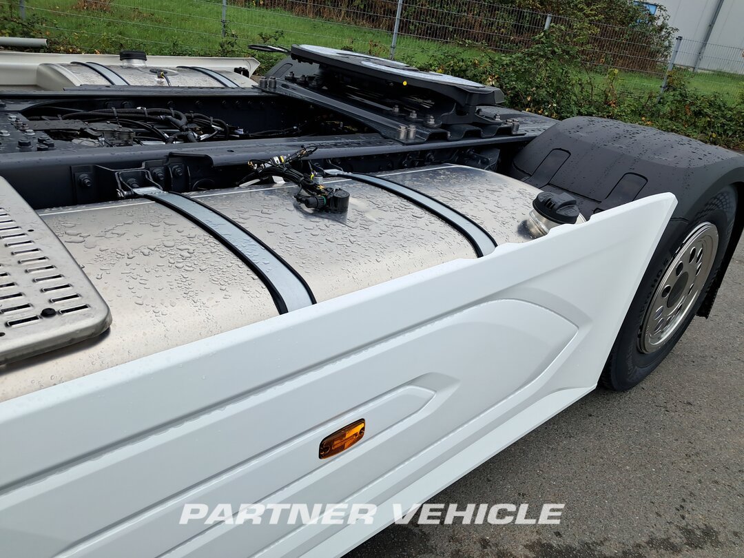 frontLeft : DAF XF 480 Trattore stradale