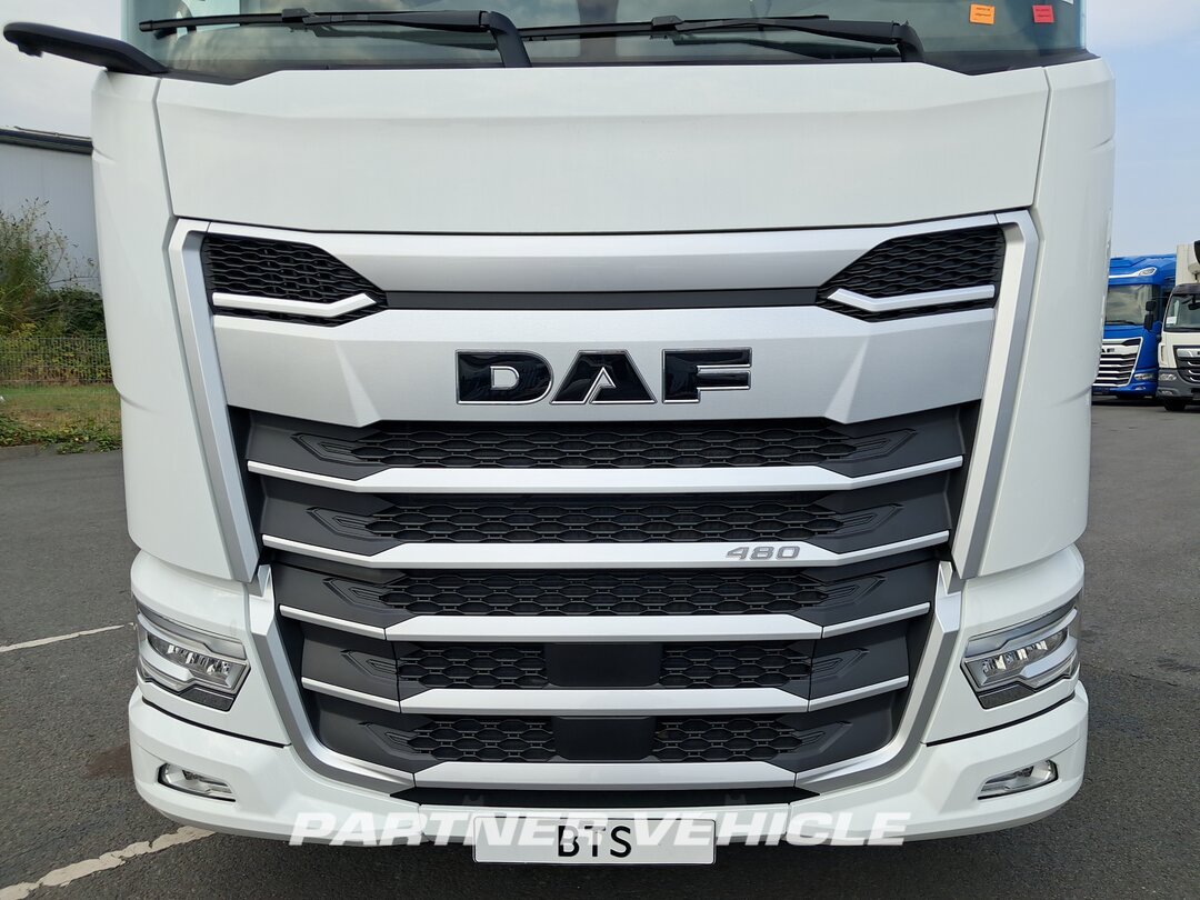 frontLeft : DAF XG 480 Camion à Caisse Mobile