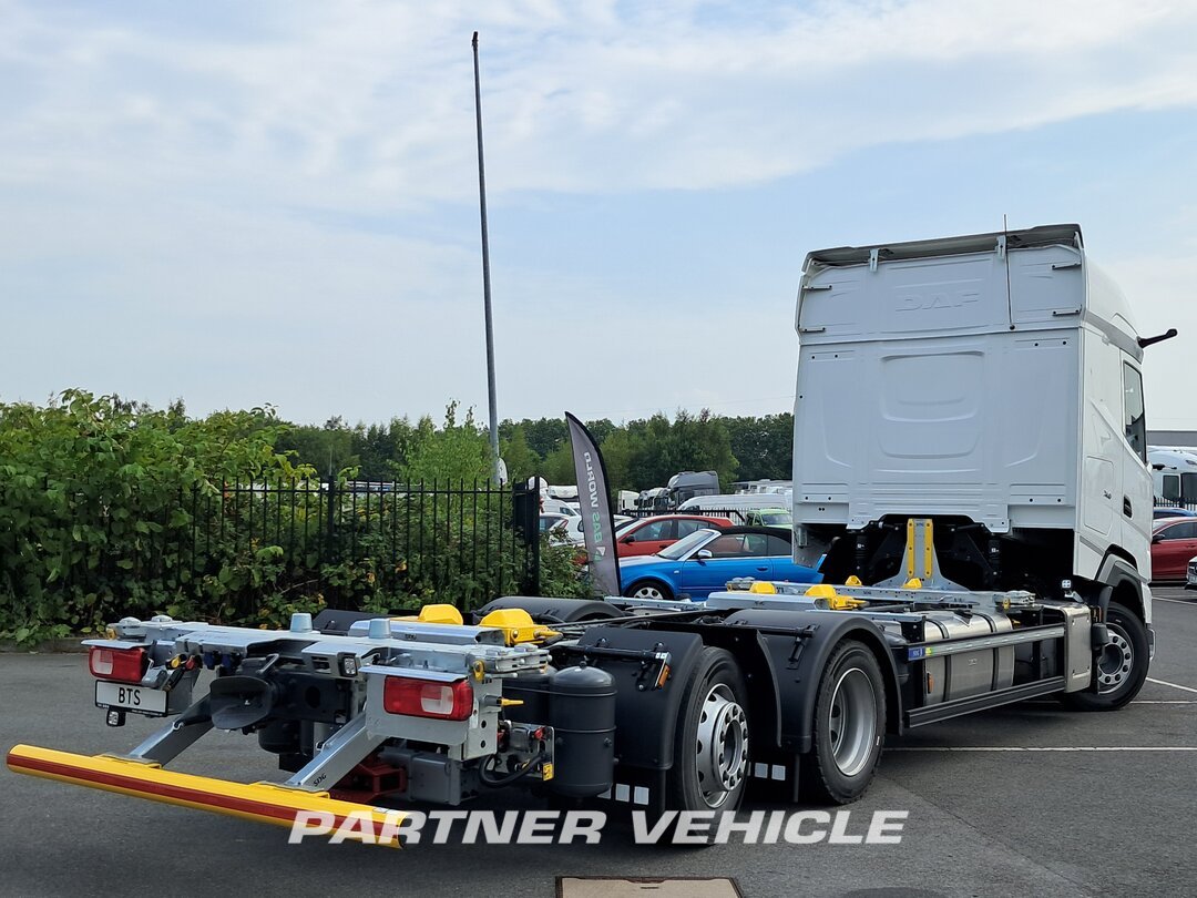 frontLeft : DAF XG 480 Camion à Caisse Mobile
