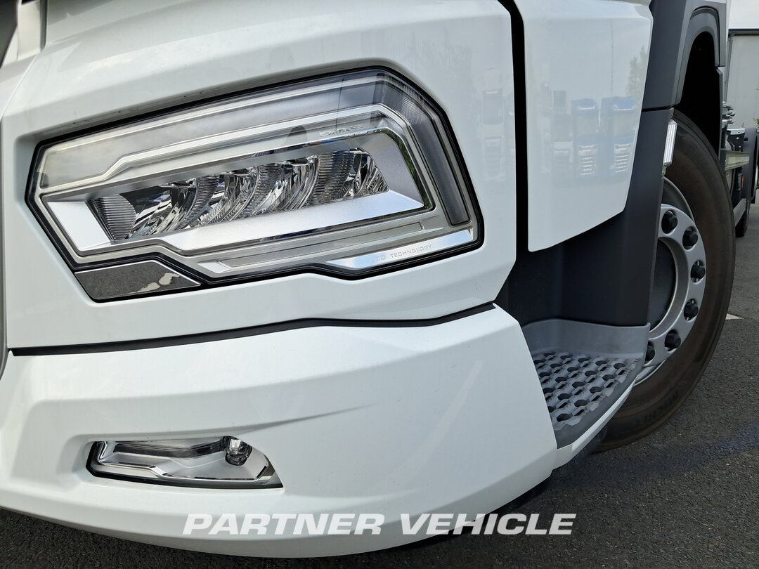 frontLeft : DAF XG 480 Camion à Caisse Mobile