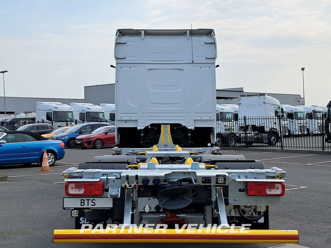 frontLeft : DAF XG 480 Camion à Caisse Mobile