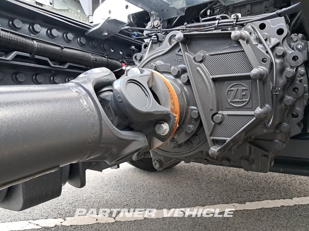 frontLeft : DAF XG 480 Camion à Caisse Mobile