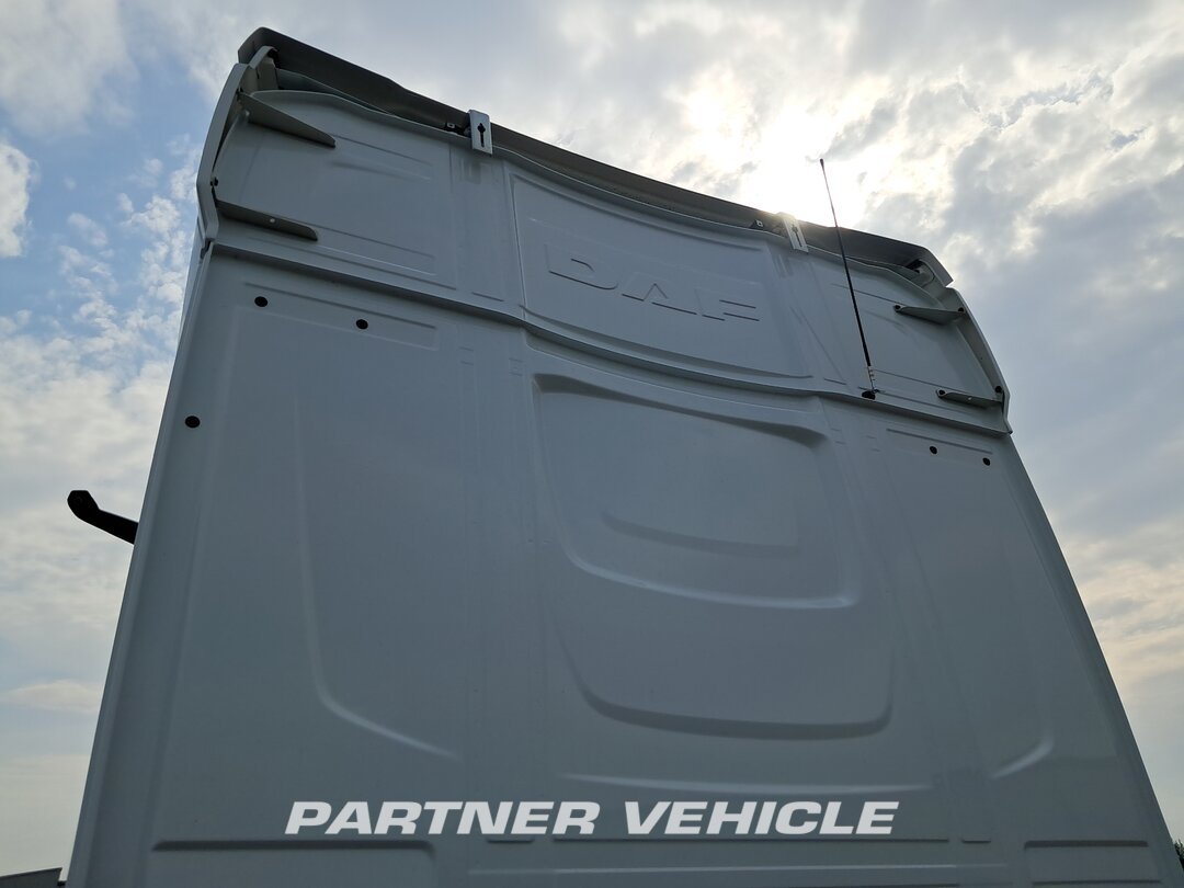 frontLeft : DAF XG 480 Camion à Caisse Mobile
