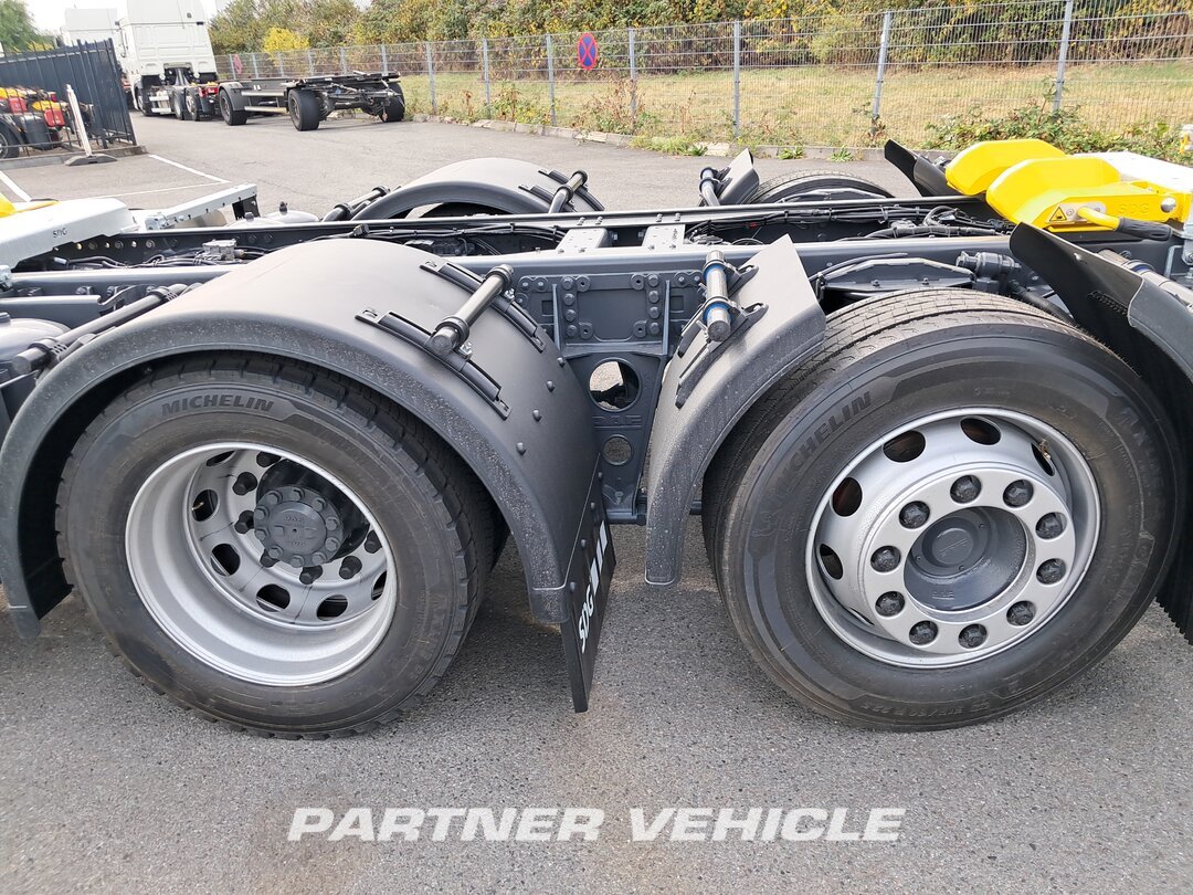 frontLeft : DAF XG 480 Camion à Caisse Mobile