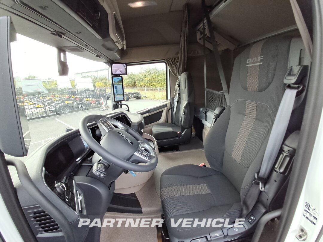 frontLeft : DAF XG 480 Camion à Caisse Mobile