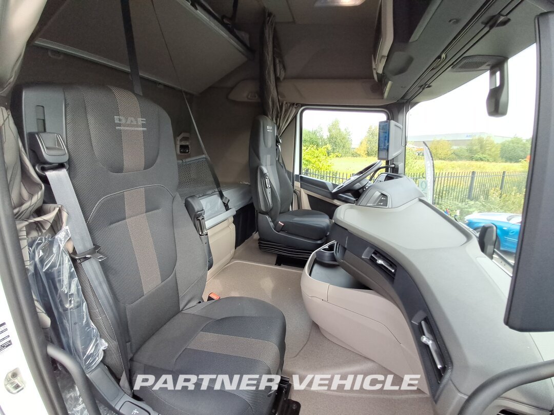 frontLeft : DAF XG 480 Camion à Caisse Mobile