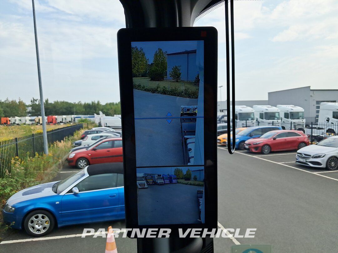 frontLeft : DAF XG 480 Camion à Caisse Mobile
