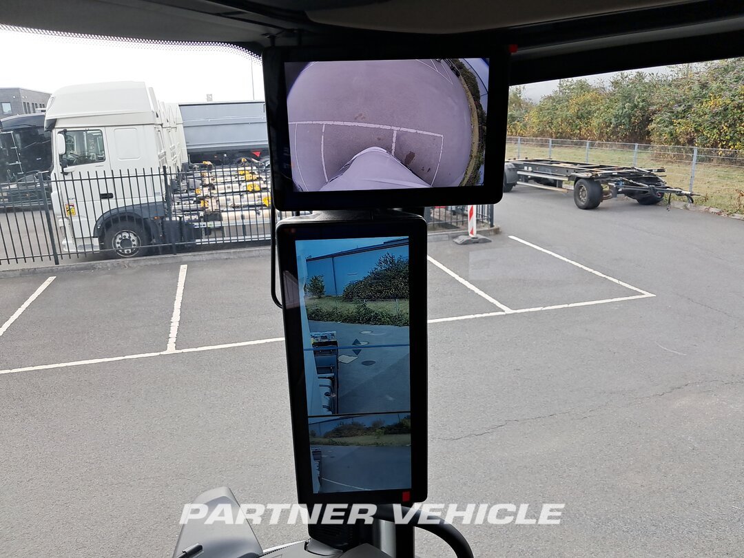 frontLeft : DAF XG 480 Camion à Caisse Mobile