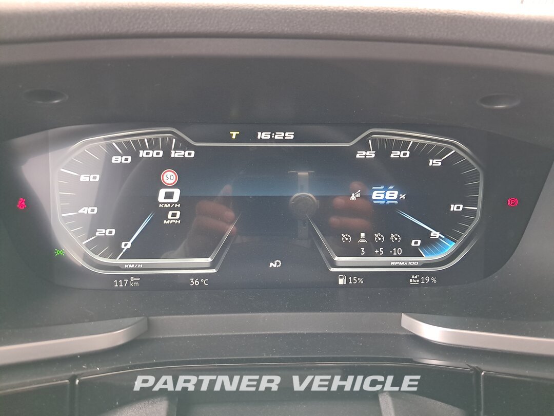 frontLeft : DAF XG 480 Camion à Caisse Mobile