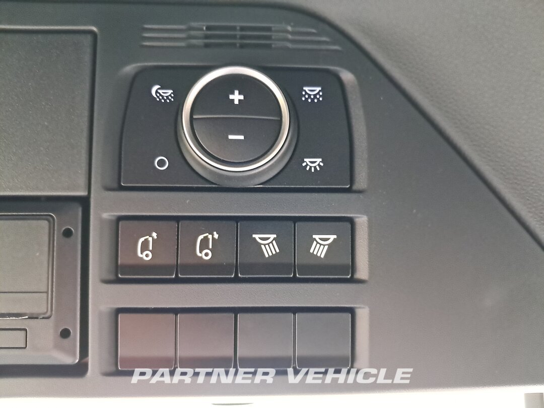 frontLeft : DAF XG 480 Camion à Caisse Mobile