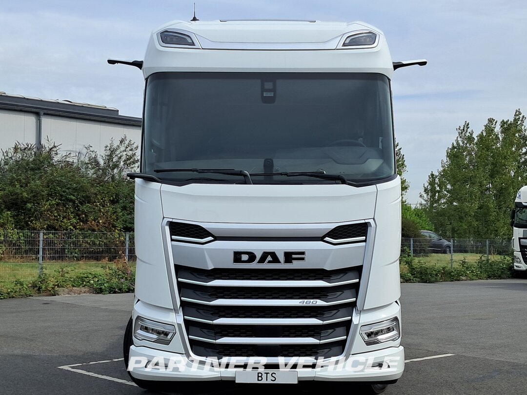 frontLeft : DAF XG 480 شاحنات الحاويات