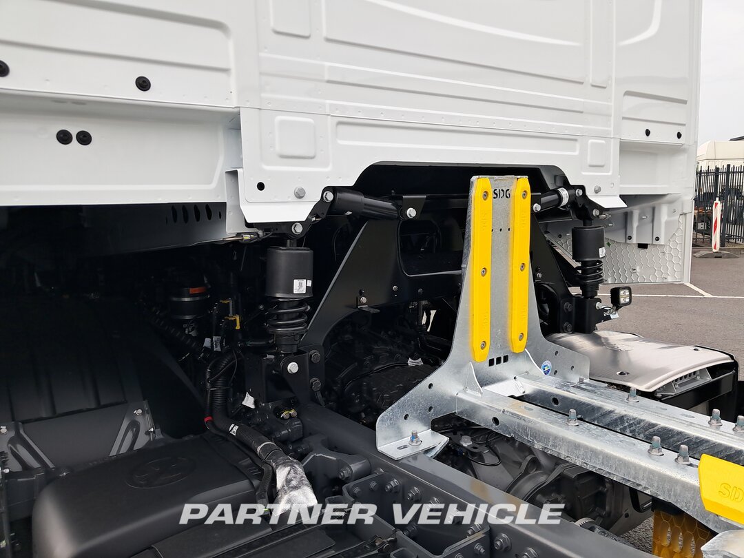 frontLeft : DAF XG 480 شاحنات الحاويات