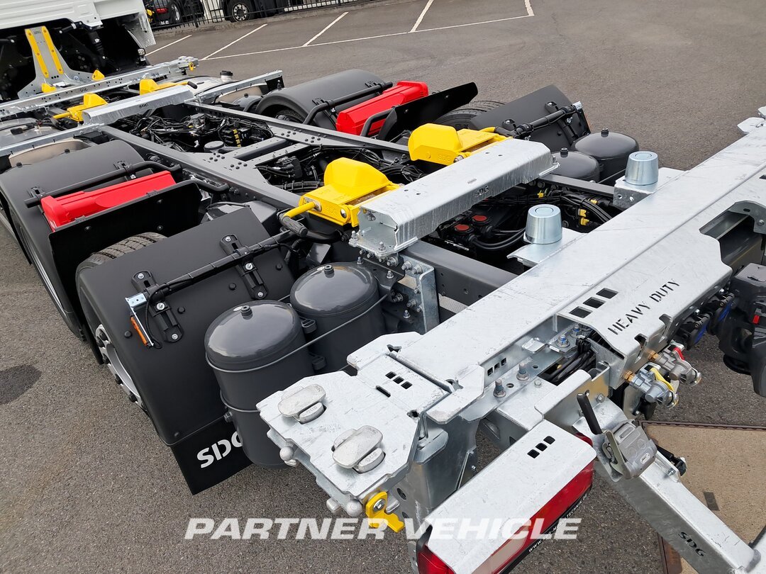 frontLeft : DAF XG 480 شاحنات الحاويات