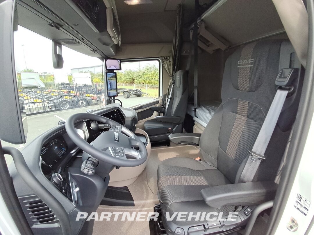frontLeft : DAF XG 480 شاحنات الحاويات