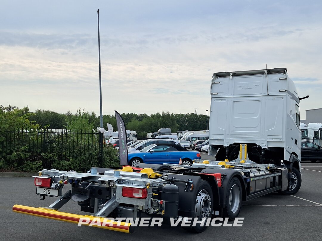 frontLeft : DAF XG 480 شاحنات الحاويات