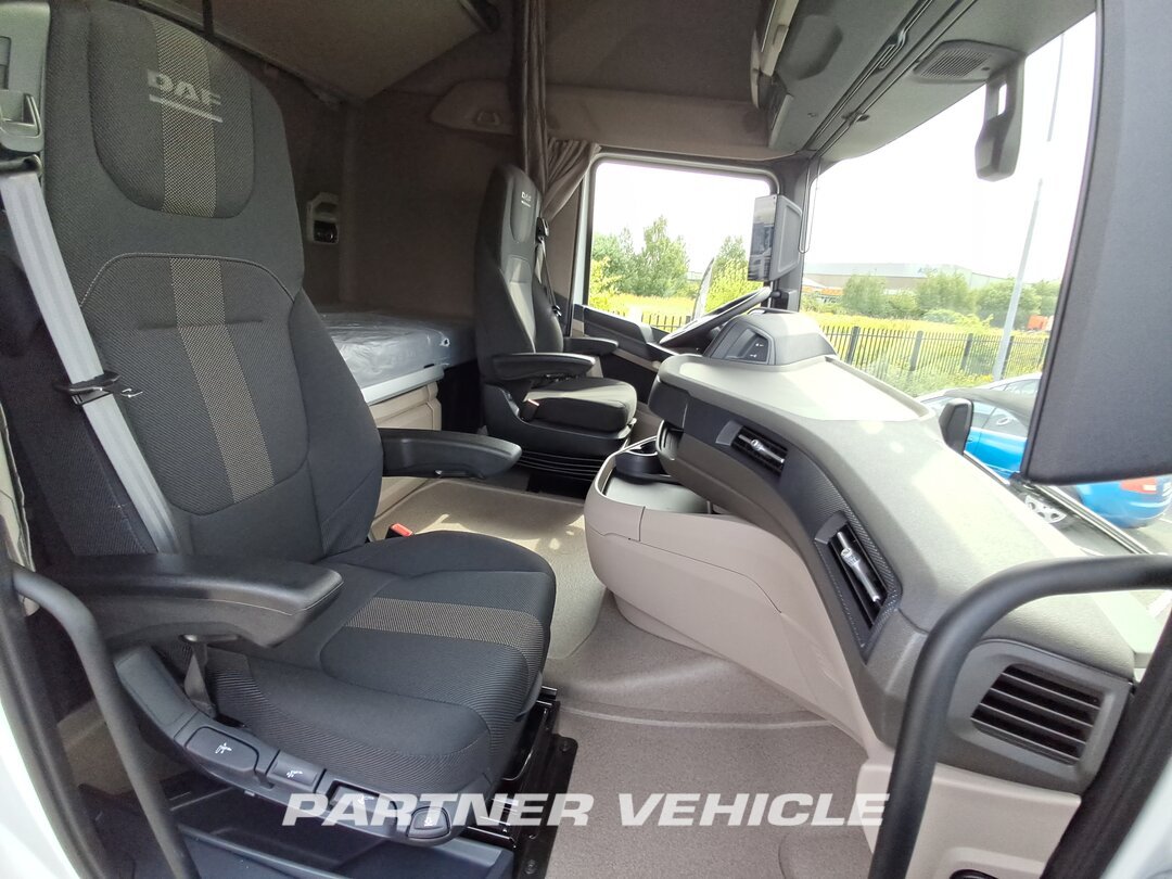 frontLeft : DAF XG 480 شاحنات الحاويات