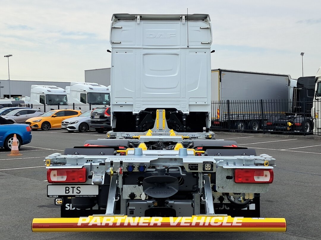 frontLeft : DAF XG 480 Växelflak lastbilar