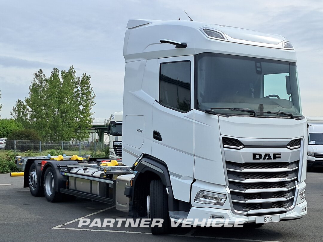 frontLeft : DAF XG 480 Växelflak lastbilar