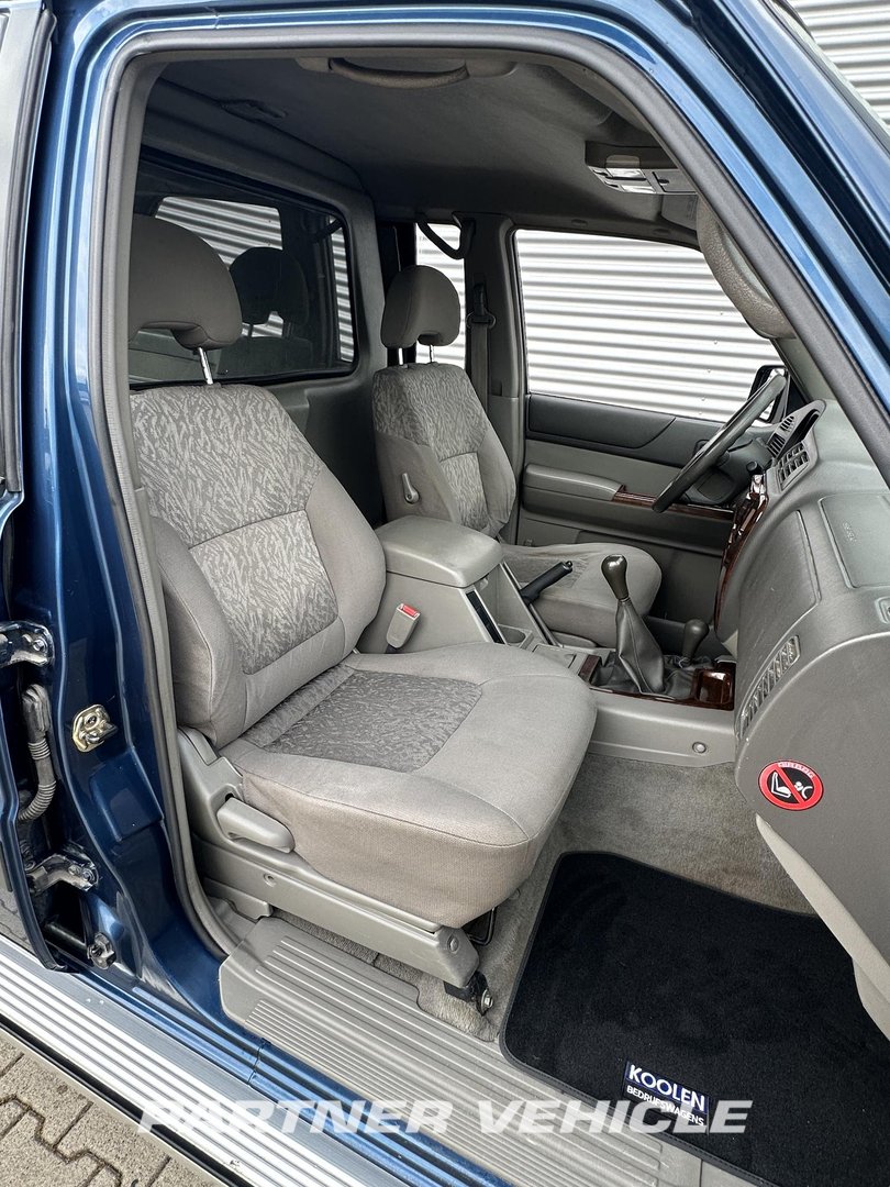 frontLeft : Nissan Grijs kenteken 3500 kg trekken Fourgon utilitaire