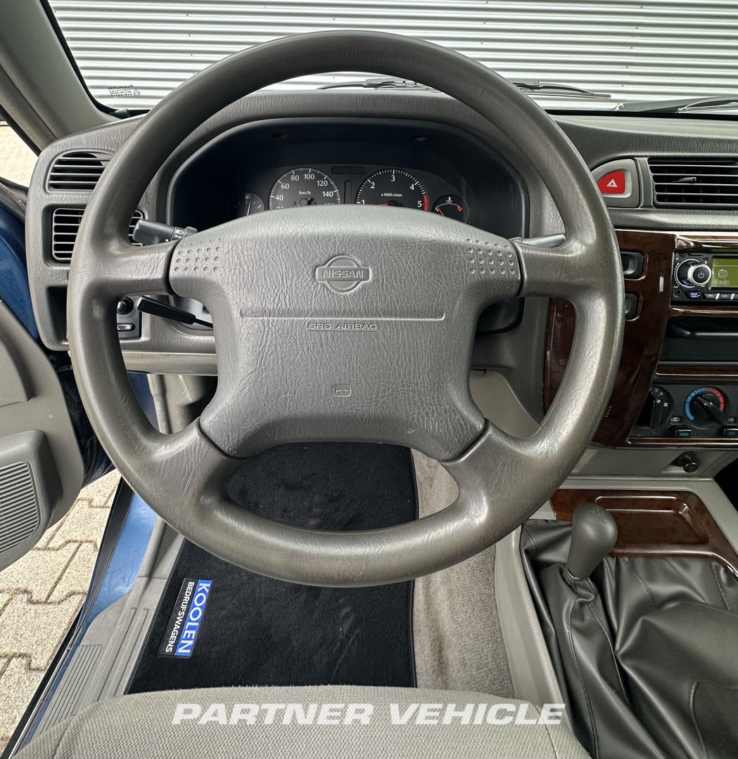 frontLeft : Nissan Grijs kenteken 3500 kg trekken Fourgon utilitaire