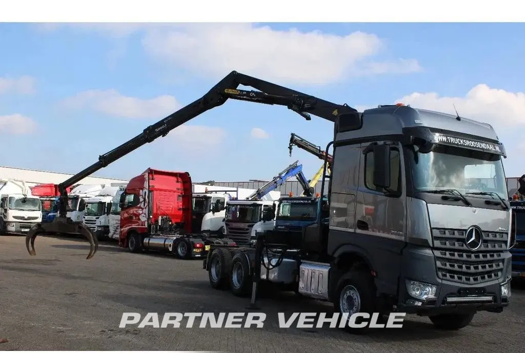 frontLeft : Mercedes Arocs 2858 وحدات الجر