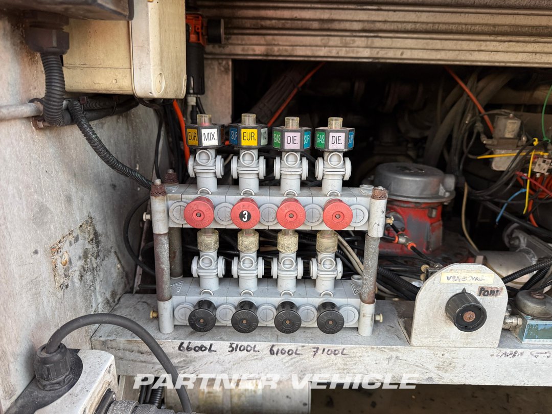 frontLeft : LAG 25.000 Liters Cisterna poluprikolica