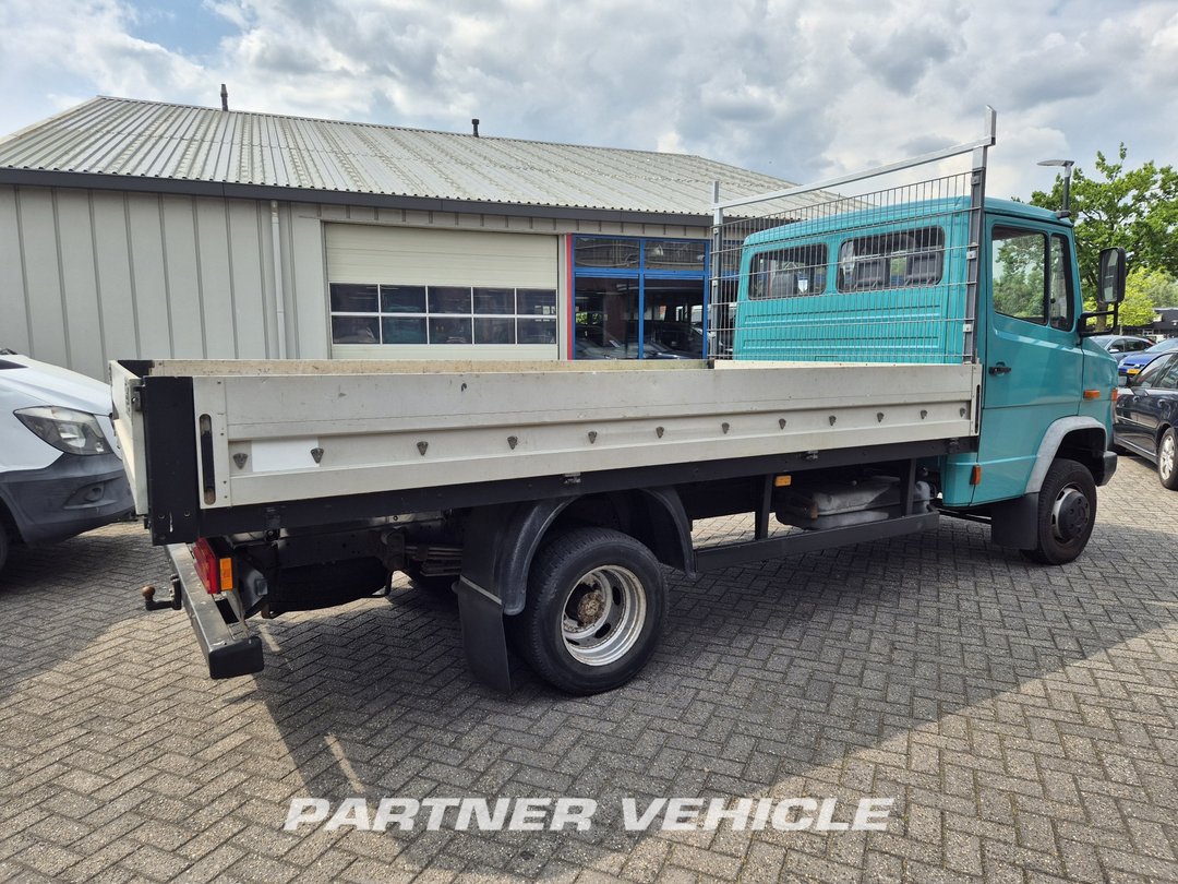 frontLeft : Mercedes 612 Carrinha caixa aberta