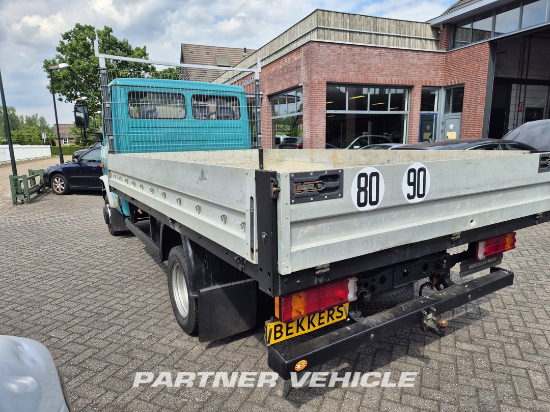 frontLeft : Mercedes 612 Carrinha caixa aberta