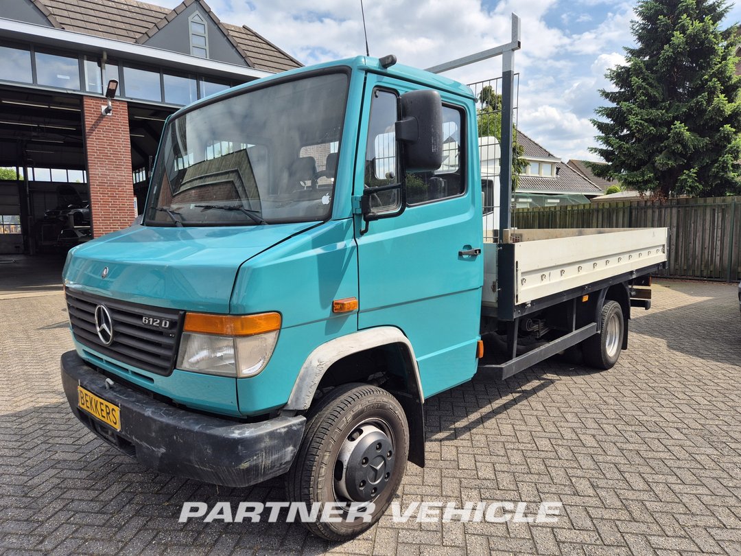 frontLeft : Mercedes 612 Carrinha caixa aberta